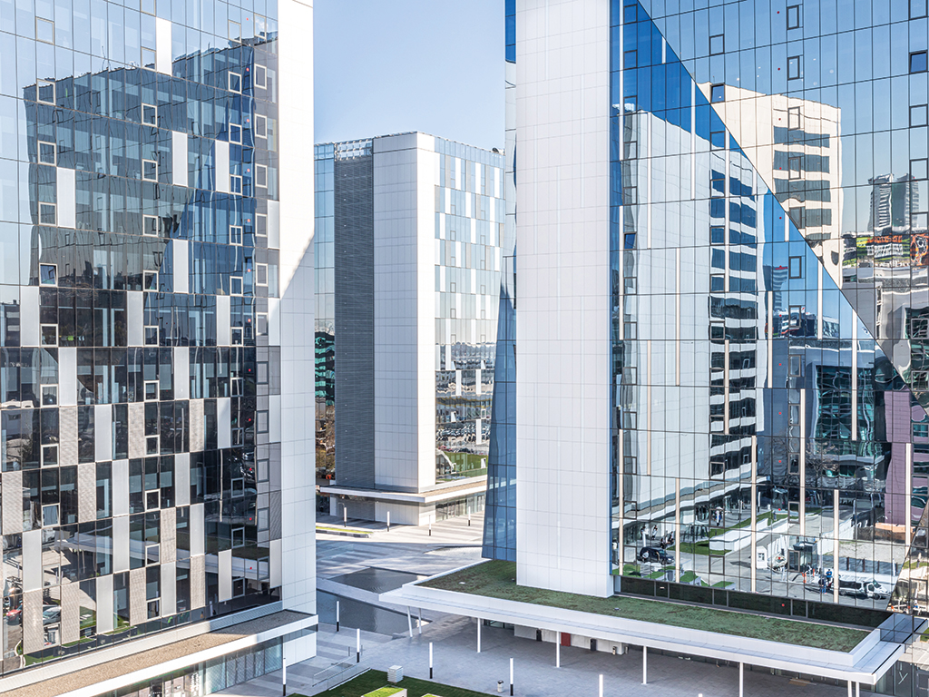 Wolkengratzer mit Glasfront in einer Großstadt